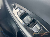 全席パワーウィンドウとなっています。運転席はオートになっているのでワンタッチ開閉することが出来ます。