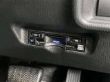 スッキリと収まった純正ビルトインETCが付いています。料金所も止まる事なくスムーズに通過できます。