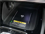 ◆ワイヤレス充電器◆ワイヤレス充電規格Qiに適合した機器を充電エリアに置くことで使用できます。