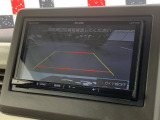 ■バックカメラ■ガイドラインが表示されるので、バック駐車が苦手な方でも安心です!ギアをリバースに入れれば自動的に切り換わりますので、面倒な操作も不要です♪狭い駐車場もお車を傷つけず安心ですね!