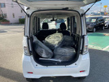 後部座席を倒すと、広々空間♪荷物もたくさん収納可能です!