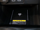 ワイヤレス充電対応のスマートフォンを置くだけでさっと充電できます。充電ケーブルが必要ないので車内がすっきりします。