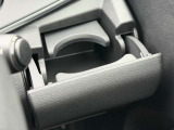 運転席側ドリンクホルダーです。高めの位置にご用意しておりますので目線を下げることなくご利用頂けます!!