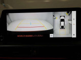 パノラミックビューモニターを装備。駐車場や交差点でクルマを真上から見るように周囲を確認できます。機能の詳細は販売店スタッフまでおたずねください。