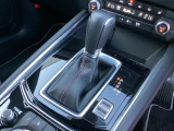 アクセルペダルを踏み込む量や速さに応じて変速パターンを制御し、人馬一体の運転感覚を発揮してくれる6速オートマ!