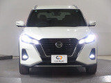 ハロゲンより明るく、より遠くまでさらなる安心感のあるLEDヘッドライトを採用。照射軸の上下方向を自動調整するオートレベリング機構、点灯忘れも防止できるオートライトコントロール機構付きです。