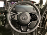 ハンドルにHondaセンシング系のクルーズコントロールやレーンキープアシストなどのスイッチと、オーディオの操作スイッチが装備されています。ハンドルから手を離さず安全に操作できます。