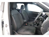 運転席/助手席です。安全装備をオプションで追加するのは日本的発想。フォルクスワーゲン車はサイドエアバッグを全車標準で装備しております。