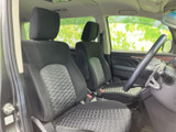 前席はゆったりとした座面とヘッドレストを備え、運転席と助手席で落ち着いて過ごせる空間です。窓から光が入り、乗り降りの際にも周囲を確認しやすい開放的な印象です。