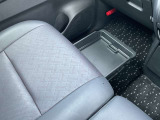 助手席シートの下に、便利な前後スライド式のアンダーボックスを装備。運転用の替え靴や、車内に常備したいこども用品、着がえた服などを収納できます。下段は車検証BOOK入れです。