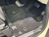 用品としてフロアマットを装備しております。すぐにお乗りいただけます!