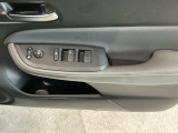 運転席のスイッチで全てのウィンドウの開閉操作を行うことができます。ロックボタンをONにしておくと、運転席以外のウィンドウは作動しないのでお子様を乗せているときなども安心ですね♪