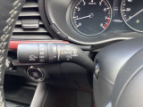 レバーをAUTOの位置にしているとき、レインセンサーが雨を感知すると、雨量に応じてワイパーが自動で作動してくれるオートワイパーを装備!設定変更で非作動にすると、間欠作動に固定されます。