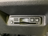 ハンドルの右下にETCがついています。高速道路の料金所の通過も楽々です!。 カードの取り出しもしやすい場所についています。