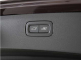 テールゲートには、スイッチ一つで開閉可能な電動開閉機能を装備。また、リアバンパーの下で足を動かすだけで開閉できる、ハンズフリー・オープニング/クロージング機構も搭載しています。