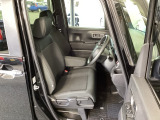 フロント広々、ベンチシートの運転席は、ハイトアジャスターが付いているので、快適にドライブができます。ハンドルはチルトステアリングで、ハンドル位置を上下に調節できます。
