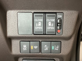 両側電動スライドドアは運転席から操作ができるよう、操作スイッチが付いています。Hondaセンシング用のVSA(ABS+TCS+横滑り抑制)解除と路外逸脱抑制機能のオンオフスイッチなどがあります。