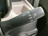 レバーには矢印やライトの表示があり、必要な操作を目で追いやすい配置です。進路変更や周囲が暗くなる場面で使うレバーとして、日常の運転時に分かりやすく活用できます。