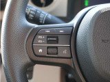 【ステアリングスイッチ】運転中、前方から目線をそらすことなく、オーディオ等の操作が可能な便利機能!