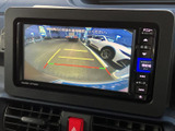 後方の映像に加えてガイドラインも表示され、駐車時に周囲との距離感を確認しやすい装備です。車庫入れや幅の限られた場所での駐車をサポートし、後退時の確認に役立ちます。