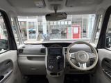 運転席から助手席まで見渡しやすい室内で、前方の視界が広く開放感があります。明るい内装色が落ち着いた印象を与え、日々の移動でも過ごしやすい空間に仕上がっています。