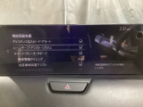 カメラが車線を認識してはみ出しそうになるとステアリングアシストが介入するレーン・キープ・アシストシステムを装備しております。お好みで作動・非作動の設定も可能です。