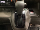CVT車のセレクトレバーです。低速から高速まで、変速ショックのないスムーズな走りと、エンジン効率のよい領域を維持して燃費にも貢献します。サイドブレーキはスイッチ操作の電子制御パーキングブレーキです。