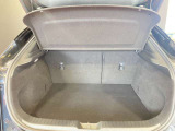目隠しとなるトノカバーを備えた安心の荷室空間。外から荷物が見えないためプライバシーや防犯面でも安心です。6:4分割可倒式シートを採用し、荷物の大きさや乗員に合わせて柔軟にアレンジできます。
