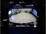 後方映像を11.6インチディスプレイに表示し、ステアリング連動ガイドラインが駐車をサポート。さらに後退時はリヤ4センサーが障害物を検知し、必要に応じてブレーキが作動します。