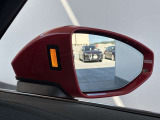 ●アウディサイドアシスト『後方の死角を並走する車両を検知しドアミラーの内側のLEDが点灯。ドライバーに注意を促し事故を未然に防ぐシステムです。』
