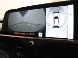車両を上から見たような映像をディスプレイオーディオ画面に表示するパノラミックビューモニター(床下透過表示機能付)搭載。運転席からの目視だけでは見にくい、車両周辺の状況をリアルタイムで確認できます。