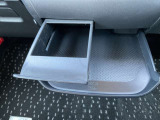 スマホを置いておくのに便利なセンタートレイ。ドリンクホルダーとしても使えます。