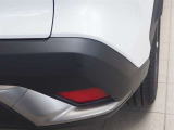 コーナーセンサーを車の前後に装備。障害物までの距離に応じて警告音を変えてお知らせ。縦列駐車時や駐車場・車庫などでの取り回しをサポートします。詳細は販売店スタッフまでおたずねください。