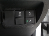 【シティブレーキアクティブシステム】低速走行時、自車が前方の車両のほぼ真後ろから追突する恐れがある時、運転者のブレーキ操作を支援、衝突回避を支援したり衝突の衝撃を軽減する装置です。
