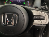 ハンドルにHondaセンシング系のクルーズコントロールやレーンキープアシストなどのスイッチが装備されています。ハンドルから手を離さず安全に操作できます。