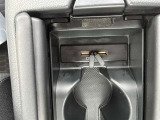 充電用USB端子付き。スマートフォンなどの充電に便利です。