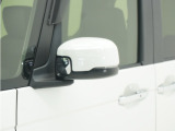 ◆ドアミラーウインカー◆ドアミラーにウインカーを装備しています。対向車に自身の進行方向を合図し安全に運転できます。