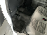 しっかりと汚れ、砂ぼこりを落とし足元まで清潔な車内空間を作り上げております♪