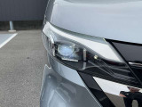 【LEDヘッドランプ】鮮やかな白色光で、クリアな視界を確保するLEDヘッドランプ装備