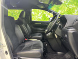 前席から後席まで見通しやすく、窓から自然光が入り、車内に明るさを感じられます。ゆとりある座席と足元の空間が広がり、乗り降りもしやすいレイアウトで、ご家族での移動にも使いやすい室内です。