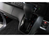インパネシフトだから視線の移動も少なく足元もスッキリ♪運転席もゆったりしているのでゆとりを持ってドライブできますね!