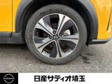 スポーティさを感じさせる純正アルミホイール