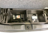 たっぷり20Lの荷室床下収納を用意しております。