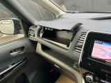 運転席、助手席それぞれに使い勝手のよい収納スペースを装備しています。
