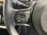 ステアリングにオーディオ操作スイッチが付いています。オーディオ画面に直接タッチしなくても操作が出来ますので、運転に集中できます。