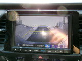 車の後方に小型カメラが付いておりバックする際の後方の様子をモニター上に表示します。