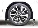 純正のアルミホイールが足元を飾ります!タイヤサイズは235/45R18になります。