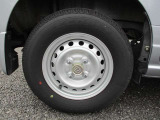 リアタイヤ(145/80R12)ボディと同色の鉄ホイール。シンプルですがこれはこれでいいですね。