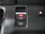 電子制御パーキングブレーキ搭載で指一本で簡単に操作することができます。さらに停車中に、ブレーキペダルを踏み続けなくても、自動的にブレーキを保持する機能である、オートマチックブレーキホールド付きです。