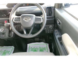 運転席の写真です。見通しのよいすっきりとした視界で、誰でも運転しやすいです。運転のしやすさは疲れにくさにも繋がりますよ♪